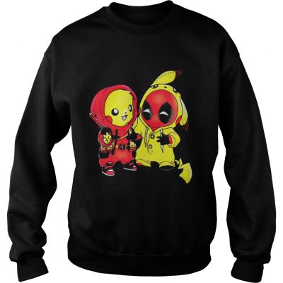 Sweatshirt Ryan Reynolds showing off his PikachuDeadpool