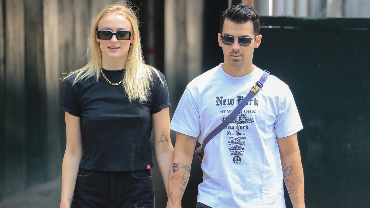 Sophie Turner and Joe Jonas Pay Homage to the Teen Mallrat Aesthetic