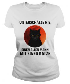 Black cat unterschatze nie einen alten mann mit einer katze  Classic Ladies