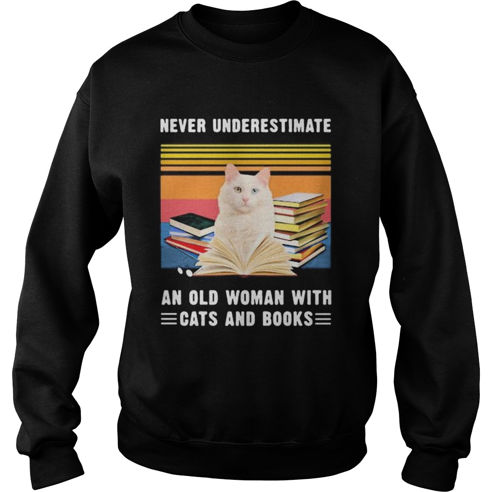 NEVER UNDERESTIMATE AN OLD WOMAN WITH CATS AND BOOKS TURKISH VAN CAT VINTAGE RETRO  Sweatshirt