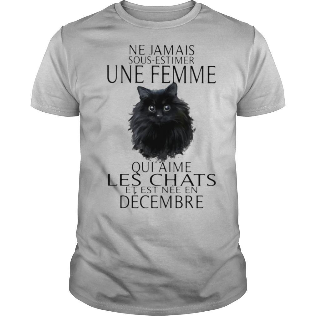 Ne jamais sous estimers une femme qui aime les chats et est nee en decembre shirt