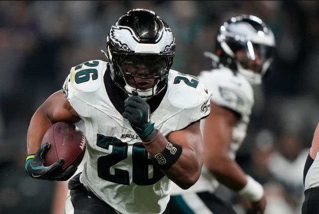 Saquon Barkley slips on first carry in Eagles debut, turns it around for Philadelphia touchdown in Brazil