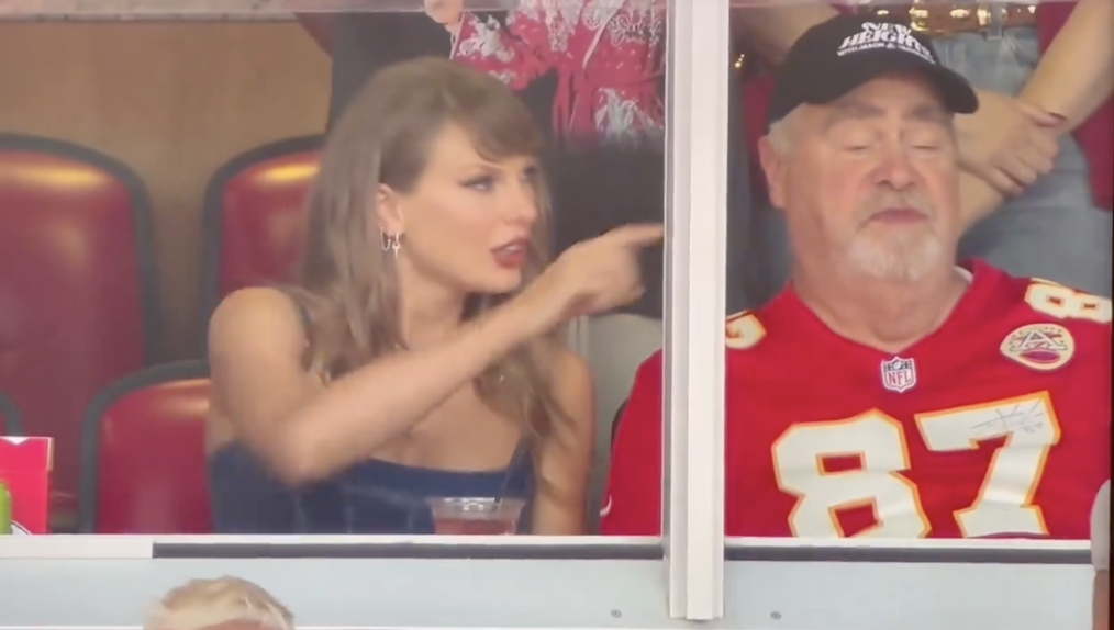 Taylor Swift arrives at Chiefs game — and sits next to Travis Kelce's dad